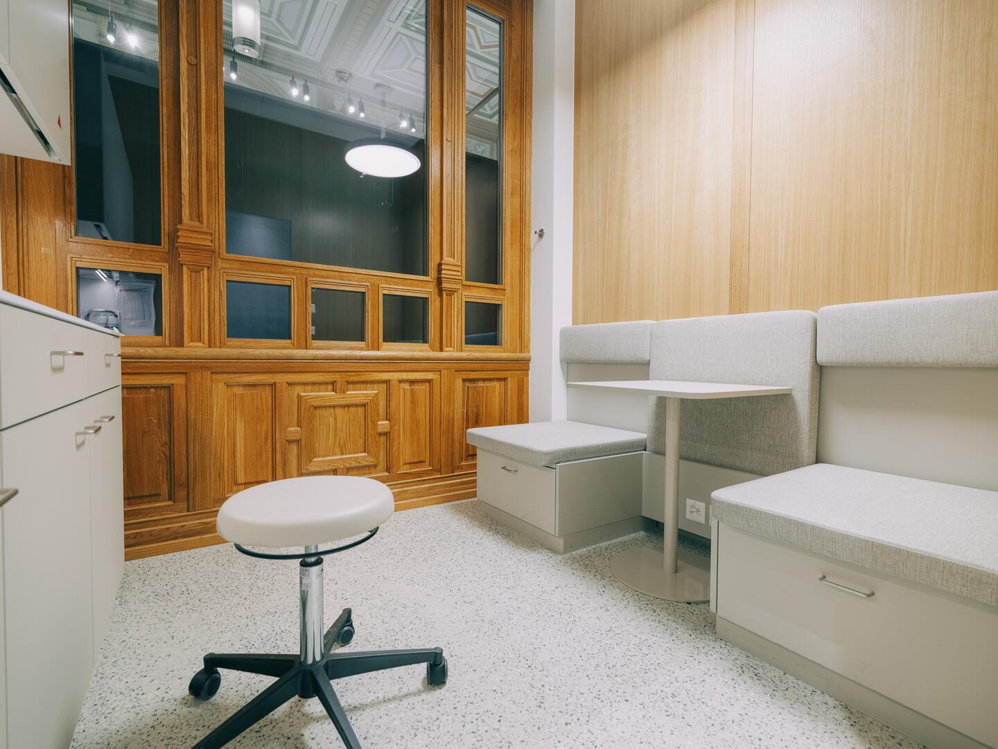Behandlungsraum, modern eingerichtet