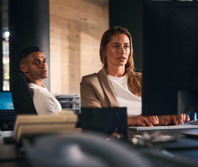 Homme et femme devant l'ordinateur