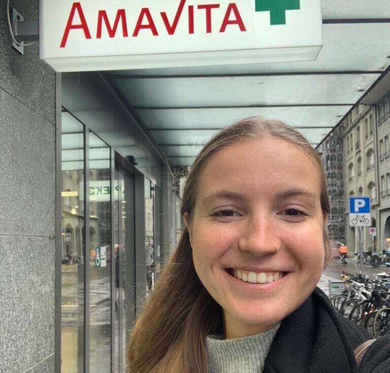 Autorin Eva Hutmacher lässt sich in der Amavita Apotheke Storchengässchen impfen. 