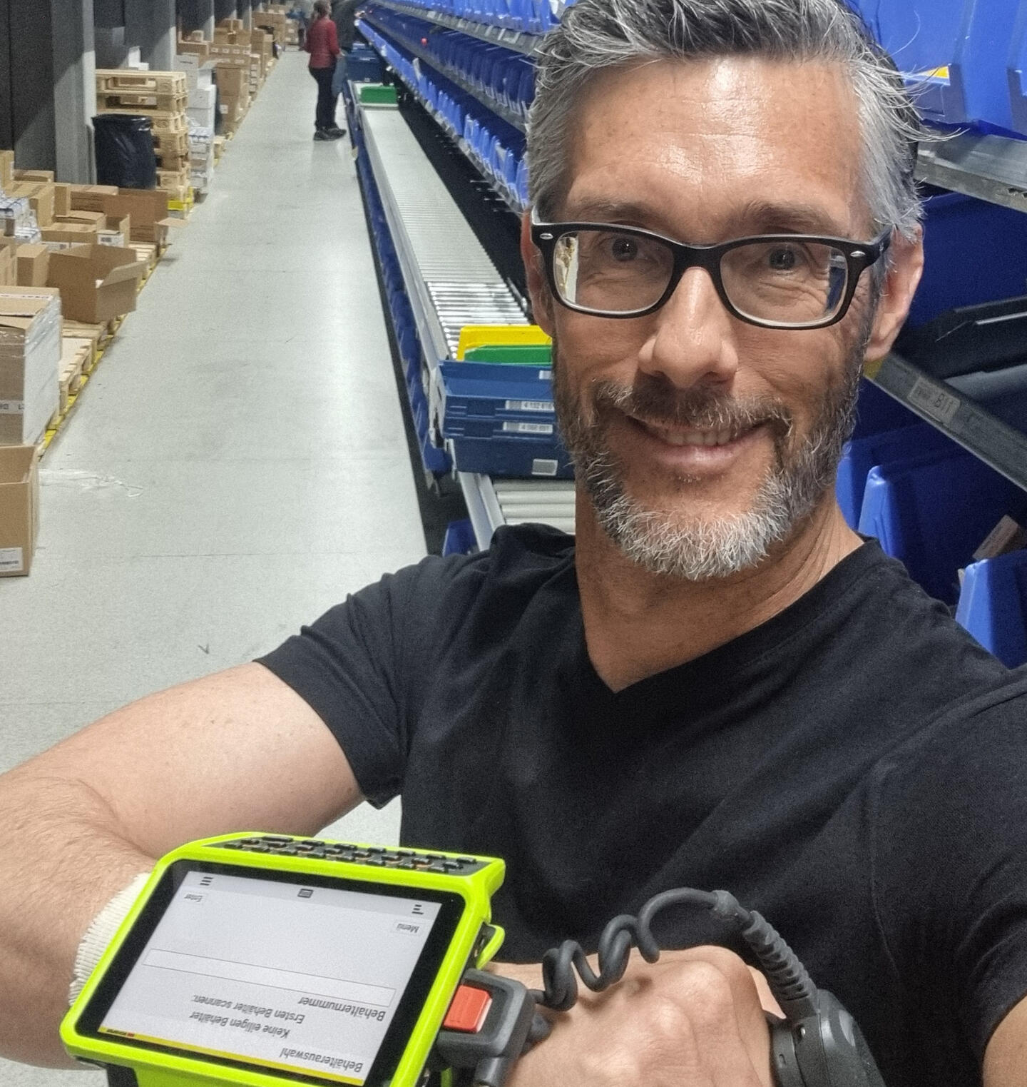 Der Autor Andreas Schmidt steht ausgerüstet mit Handscanner im Logistikzentrum von Galexis in Niederbipp.
