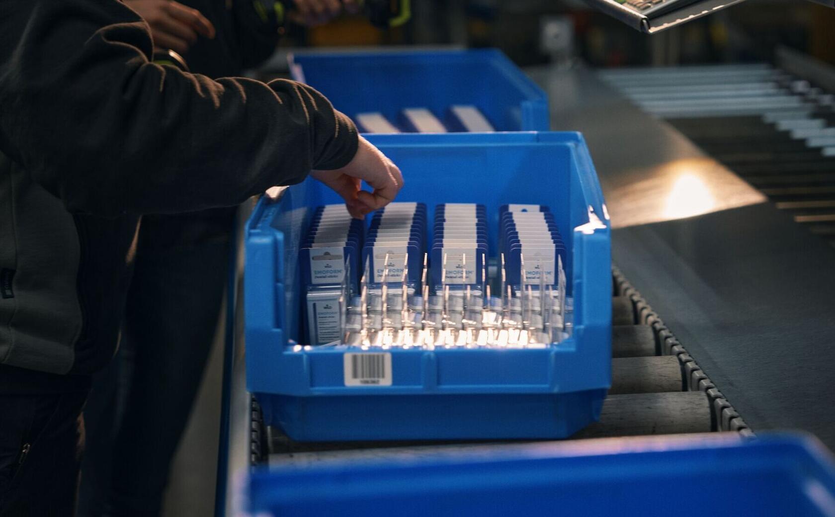 Thembild zu Artikel: Zwischen Förder­bändern und Barcode-Scannern: ein Selbst­versuch im Logistik­­zentrum 