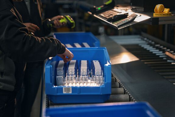 Zwischen Förder­bändern und Barcode-Scannern: ein Selbst­versuch im Logistik­­zentrum 