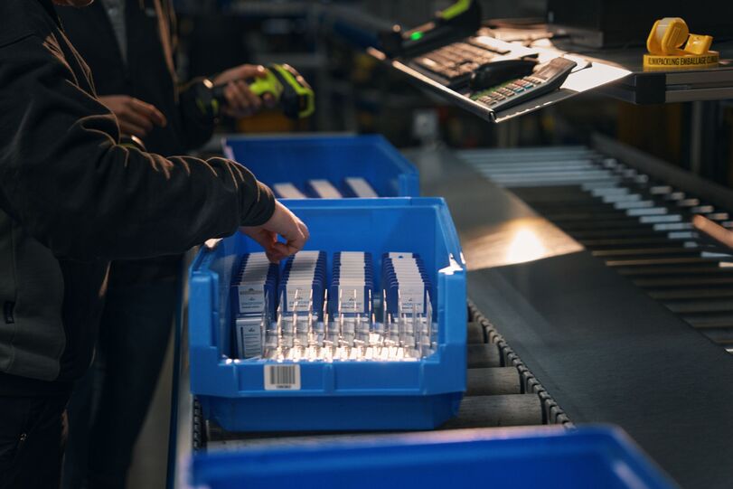 Zwischen Förder­bändern und Barcode-Scannern: ein Selbst­versuch im Logistik­­zentrum 